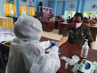 Kepala dan Staf BNNK Deliserdang Jalani Rapid Test Covid-19