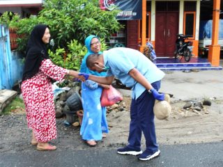 Bupati dan DPRD Tapteng Salurkan 500 Paket Bantuan di 2 Kecamatan