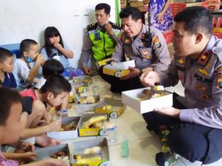 Sambut HUT Bhayangkara Ke-74, Kapolsek Medan Helvetia Makan Siang Bersama Anak Yatim Piatu