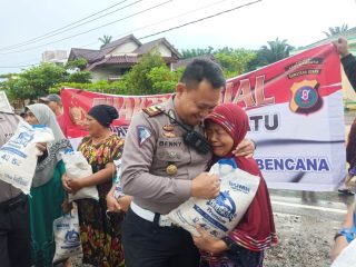 Polres Labuhanbatu Bantu Korban Banjir di Kelurahan Bandar Durian Kecamatan Aek Natas