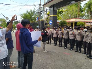 Minta Walikota Copot Kadis PKPLH Sibolga, 6 Orang Mahasiswa 'Formasi' Gelar Unjuk Rasa