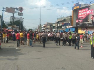 Protes Ditertibkan Satpol PP, Ratusan Pedagang Sukaramai Medan Blokade Jalan
