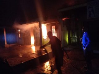 Api Lilin Sambar Bensin, Rumah dan Sepedamotor Parhusip Ludes Terbakar