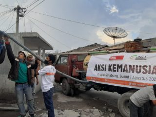 ACT Sumut Distribusikan Air Bersih Kepada 880 warga Terdampak Erupsi Gunung Sinabung