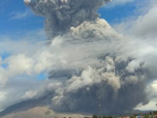 Breaking News!! Sinabung Kembali Erupsi Dahsyat, Kolom Abu Capai 5 Kilometer