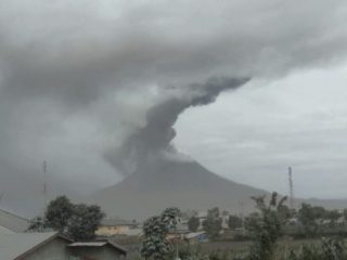 Sinabung Menggeliat Lagi, Lontarkan Kolom Abu Setinggi 2.100 Meter