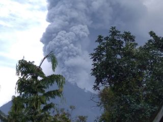 Erupsi Masih Berlangsung, Gunung Sinabung Terus Keluarkan Asap Sejauh 2000 Meter