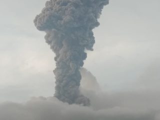 Erupsi Sinabung Masih Tinggi, Sore ini Kembali Lontarkan Kolom Abu Sejauh 4 Kilometer