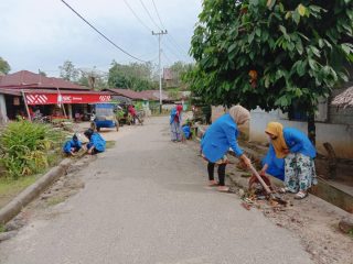 Bersihkan Lingkungan, Mahasiswi IPTS Gelar KKN di Pinangbaru