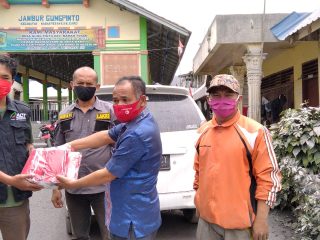 ACT Bagikan Masker ke Warga Terdampak  Erupsi Gunung Sinabung