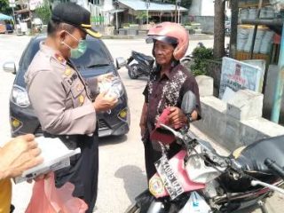 Polres Tanjungbalai Berbagi Masker dan Vitamin