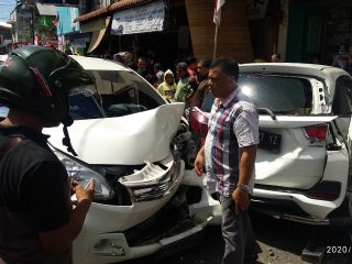 Sopir Diduga Mengantuk, Minibus Seruduk 5 Sepeda Motor dan 2 Mobil yang Terparkir