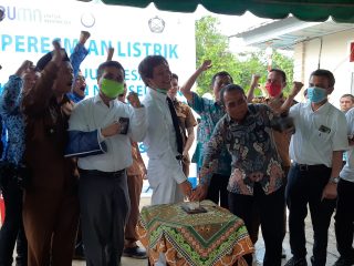 Kado HUT RI ke 75, PLN UIW Sumut Listriki 7 Desa di Pelosok Nias Selatan