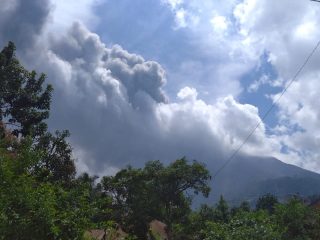 Tertutup Kabut, Tinggi Kolom Abu Erupsi Sinabung tak Teramati