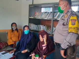 Ajak Warga Pakai Masker, Bhabinkamtibmas Polsek Datuk Bandar Laksanakan PRM