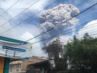 Hari ini Gunung Sinabung 2 Kali Erupsi, Dinkes Sumut Meminta Warga Bermasker