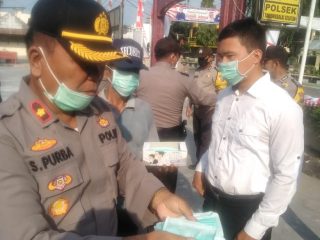 Kapolsek TBS Berbagi Masker dan Vitamin