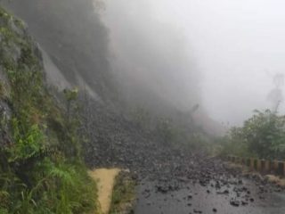 Intensitas Hujan Tinggi, Perbatasan Tapteng-Humbahas Tertutup Longsor