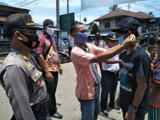 Sosialisasikan Perbup No. 77, Timgab Bagikan Masker di Kecamatan Biru-biru