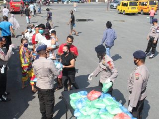 Turun ke Jalan, Sat Brimob Poldasu Gelar Aksi Pemberian Makanan Gratis dan Bagi Masker