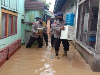 Kampung Semut Kebanjiran, Brimob Batalyon B Pelopor Bantu Evakuasi Warga