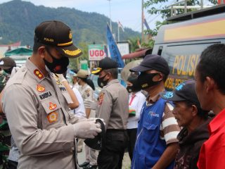 Forkopimda Tapteng Bagikan 1000 Masker ke Masyarakat