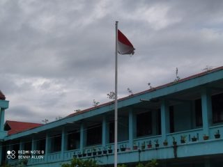 Duh..!! Bendera Robek Berkibar di SMPN 1 Sibolga