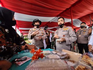 Cicipi Tiwol dan Getuk, Komjen Agus Andrianto : “Saya Anak Desa, Suka Makanan Tradisional”