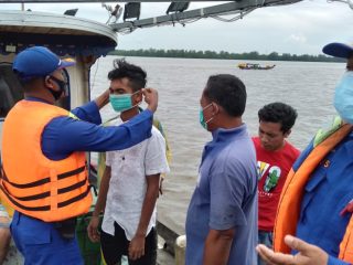 Sat Pol Air Polres Tanjungbalai Beri Imbauan dan Bagikan Masker ke Nelayan
