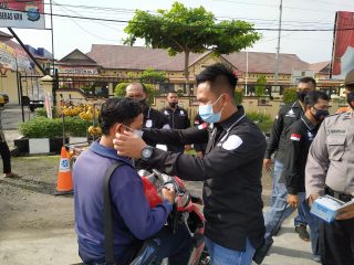 Peduli Kesehatan Warga, Satreskrim Polres Tanjungbalai Bagikan 300 Masker Gratis