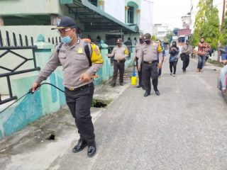 Polres Tanjungbalai Semprot Cairan Disinfektan di Area Publik