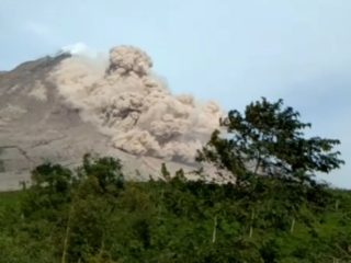 Awan Panas Kembali Meluncur dari Kawah Gunung Sinabung di Karo