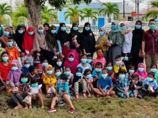 Bagikan Masker Gratis, ‘Agya-Ayla Squad’ Edukasi Anak KNI Tentang Covid-19