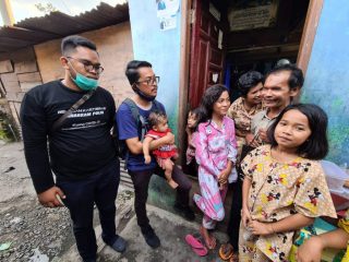 Kabaharkam Polri Bantu Keluarga Pengamen Buta di Medan