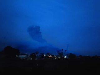 Sinabung Lepaskan Kolom Abu Setinggi 1000 Meter