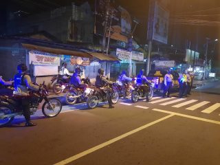 Pantau Sitkamtibmas Kota Medan, Brimob Poldasu Gelar Patroli Malam