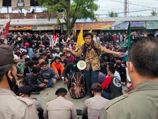 Tolak UU Cipta Kerja, Ratusan Mahasiswa Geruduk Gedung DPRD Labuhanbatu