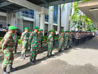 Danyon A Pelopor Brimob Poldasu Pimpin Pengamanan Aksi Tolak Omnibus Law di DPRD Sumut