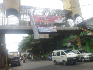 Jembatan Penyeberangan Simpang Santeong Kumuh Tidak Terawat