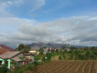 Hati-hati, Awan Panas Sejauh 2.500 Meter Meluncur Lagi dari Kawah Sinabung