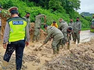 Batalyon C Brimob Poldasu Bantu Pembersihan Longsor di Desa Marsada