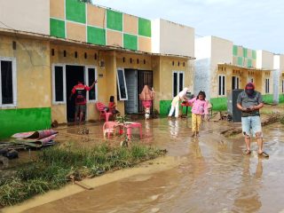 Dampak Banjir Setinggi 1,5 Meter, Puluhan Rumah di Granit Indah jadi Kubangan Lumpur