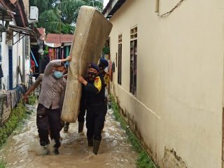 Brimob Batalyon B Pelopor Sumut Bantu Evakuasi Warga Korban Banjir di Tebingtinggi