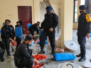 Bantu Korban Banjir Tebingtinggi, Brimob Poldasu Dirikan Mobil Dapur Lapangan