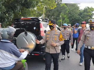 Kapolres Labuhanbatu Bagikan Masker dan Vitamin C di Ops Zebra Toba 2020