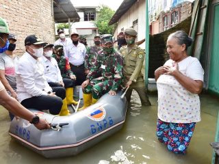 Tinjau Kondisi Banjir di Sergai, Gubsu Janjikan Solusi Penanggulangan