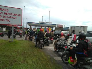 Banjir Turut Rendam Deliserdang, Pengendara Motor Terobos Jalan Tol