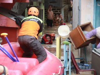 ACT Sumut Turut Bantu Evakuasi dan Bagi Makanan untuk Penyintas Banjir di Medan