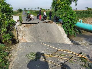 Jembatan Penghubung Dua Kecamatan di Tanjungmorawa Ambrol, 1 Orang Terluka