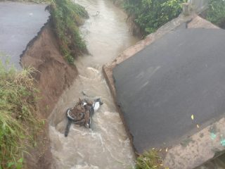 Jembatan Ambrol di Tamora Makan Korban, Karyawan Indomaret Hilang Terseret Arus Sungai